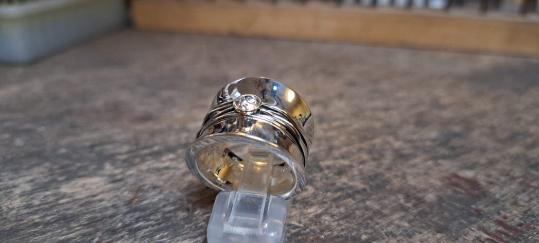 zilveren ring met labgroen diamant