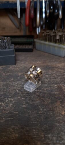 ring diabolo mer draad en een labgrown diamant